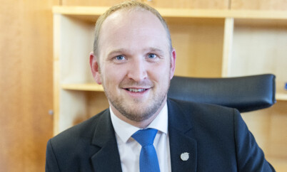 Overtar jobben til vennen Wara
